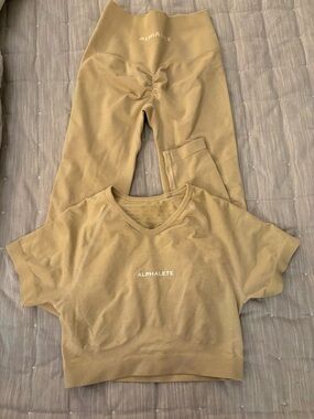 Alphalete Crop Top & High-Waist Leggings Set - Beige TOP IS XS